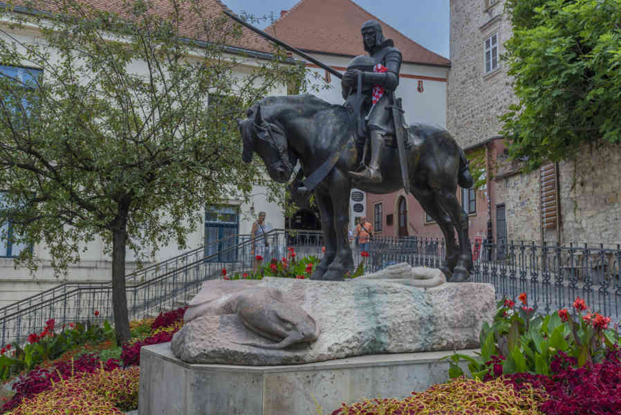 Croacia - Zagreb 50 - monumento San Jorge Matando al Dragón.jpg
